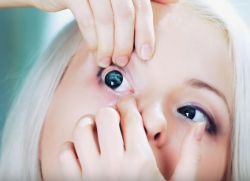 как да поставяте контактни лещи 8