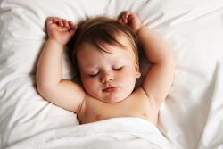 како ставити бебу у спавање без болести кретања