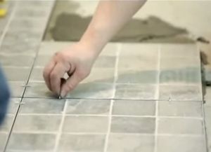 Jak umístit dlažbu na podlahu27