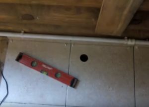 Jak dlaždice položit na dřevěnou podlahu10