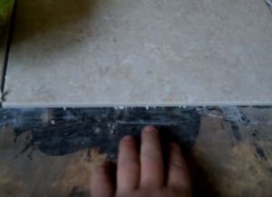 Jak układać płytki na drewnianej podłodze11