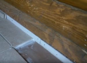 Jak układać płytki na drewnianej podłodze14