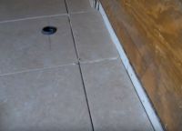 Jak dlaždice položit na dřevěnou podlahu