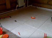 Kako postaviti ploščice na leseno tla18