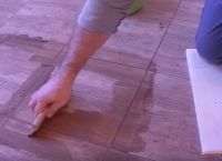 Как да поставите плочките върху дървен под 19