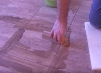 Kako postaviti ploščice na leseno tla20
