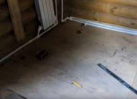 Как да поставите керемида върху дървен под