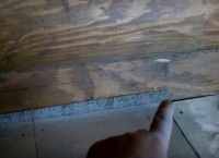 Как да поставите плочките върху дървен под