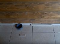 Как да поставите плочките върху дървен под