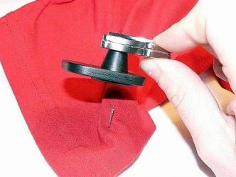 Kako odstraniti magnet iz oblačil