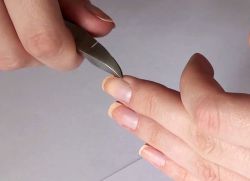 как да дадете на ноктите квадратна форма 1