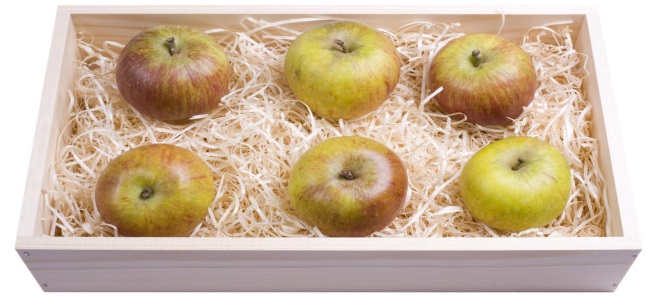 съхраняващи ябълки в сламата