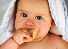 jak nauczyć dziecko żucia stałego pokarmu