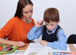 jak učit dítě dělat domácí úkoly sami