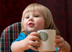 Jak učit vaše dítě k pití z poháru
