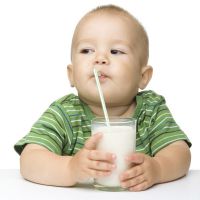 как да научиш дете да пие от слама
