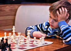 nauczyć dziecko grać w szachy