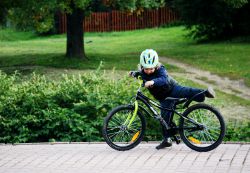 kako podučavati dijete voziti bicikl na dva kotača