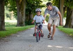 kako podučavati dijete voziti bicikl na dva kotača