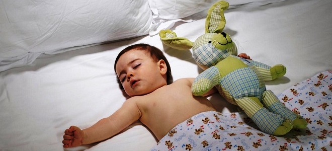 kako učiti otroka spati celo noč