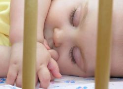 Jak ułożyć dziecko do spania w łóżeczku