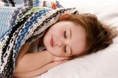 kako naučiti otroka, da spi v svoji jasli