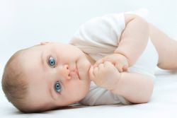 kako podučiti bebu da se prebaci iz trbuha na leđa