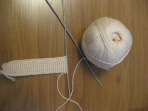 jak robić na drutach kask z drutami 1