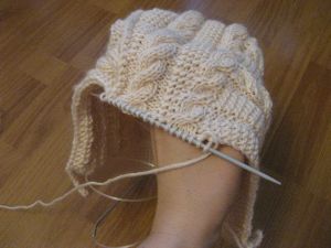 jak robić na drutach czapkę z hełmem dziewiarskim 9