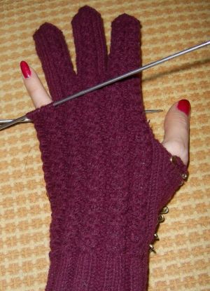 как да плете ръкавици с игли 9