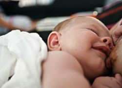 kako razumeti, da se dojenček prehranjuje z materinim mlekom