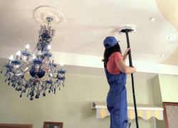 Как да измиете гланцов таван за разтягане без ивици 1