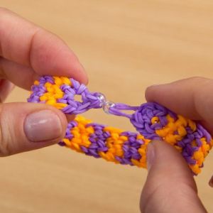 kako pletenje gumijaste zapestnice na vilicah 20