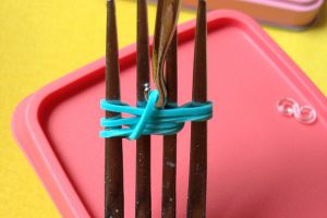 kako pletenje gumijaste zapestnice na vilicah 3