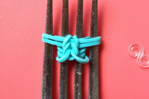 kako pletenje gumijaste zapestnice na vilicah 4