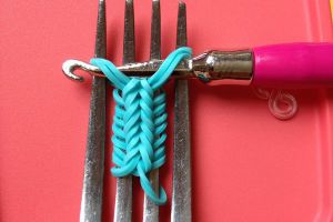 как да плете гривна от гумени ленти на вилица 5