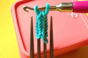 kako pletenje gumijaste zapestnice na vilicah 6