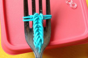 как да плете гривна от гумени ленти на вилица 7