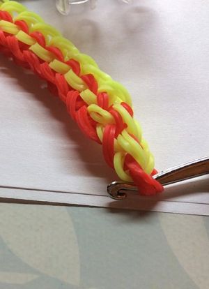 Kako tkati zapestnico iz gumijastih trakov Pavement 23
