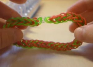 Kako zapeti zapestnico iz gumijeve francoske pletenice 31