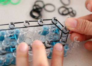jak tkać grube gumowe bransoletki (4)