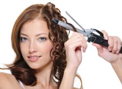 Как да завъртим косата на кърлинг пръчка