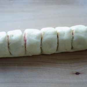 Како прелијепо кружити кобасицу у тесто са свињетином 3