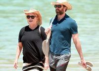 Хью Джекман прогуливается по пляжу со своей женой