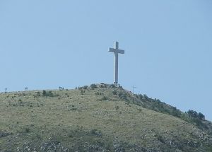 Крест на холме Хум установили в 2000 году