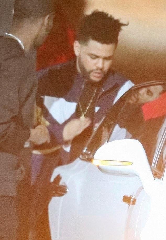 The Weeknd садится в авто