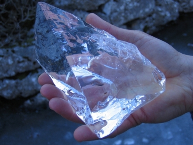 Кристальная чистота льда в пещере