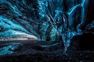 Сапфировый синий в ледяной пещере
