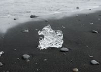 Куски айсберга, выброшенные на песок