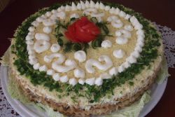 Przepis na ciasto przekąskowe z ciastek waflowych ze śledziem